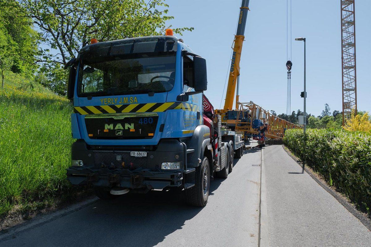 Camion Yerly Grues transportant une grue à montage rapide