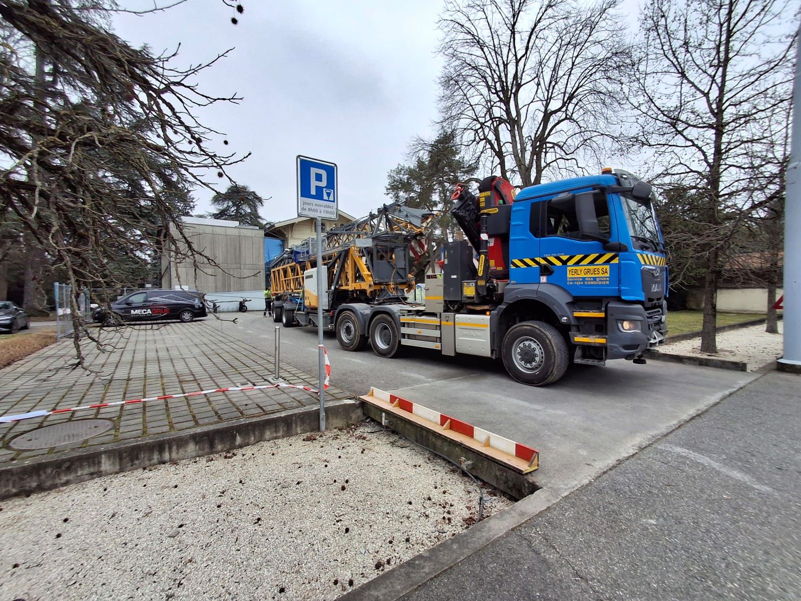 Camion Yerly Grues avec une grue repliée dans une rue