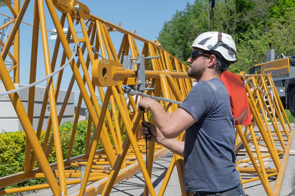 Technicien Yerly Grues contrôlant le mât d’une grue