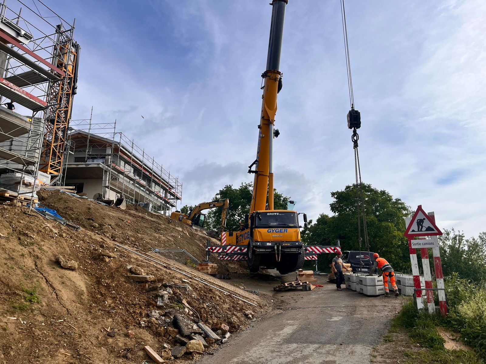 Grue mobile en position sur un chemin en pente pour un démontage