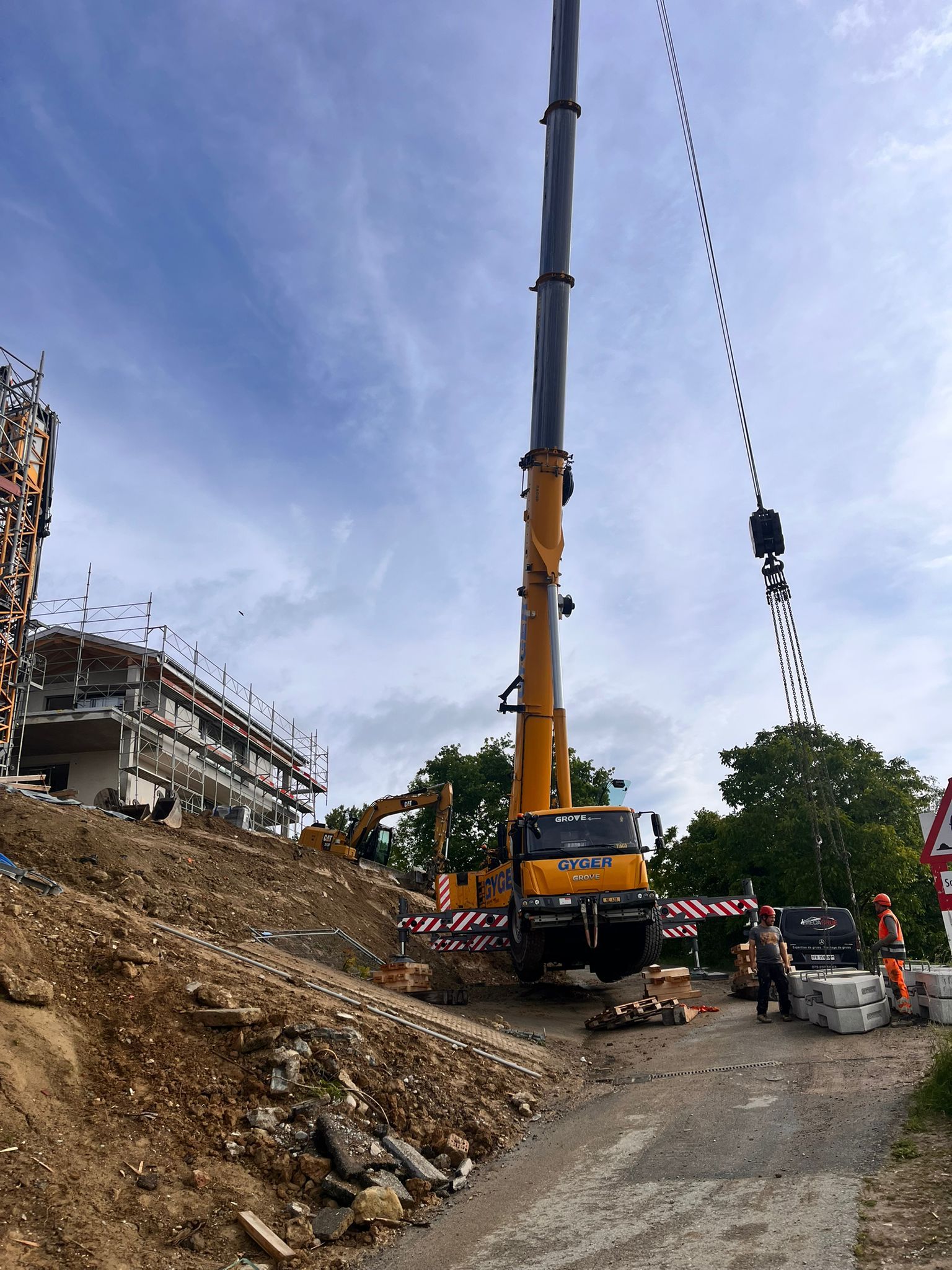 Grue mobile en position pour le démontage