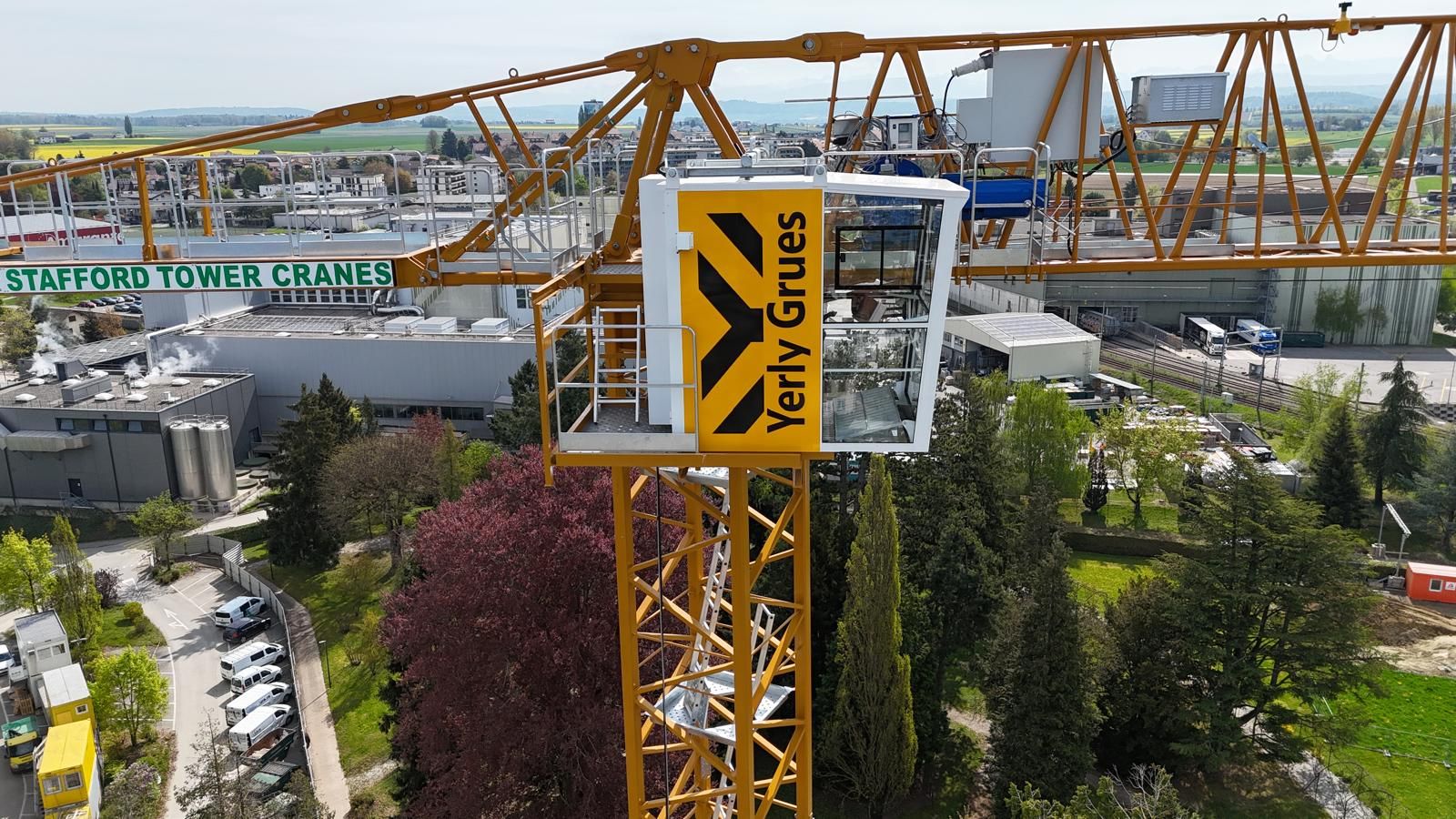 Vue de drone sur la cabine d’une grue à tour Yerly Grues