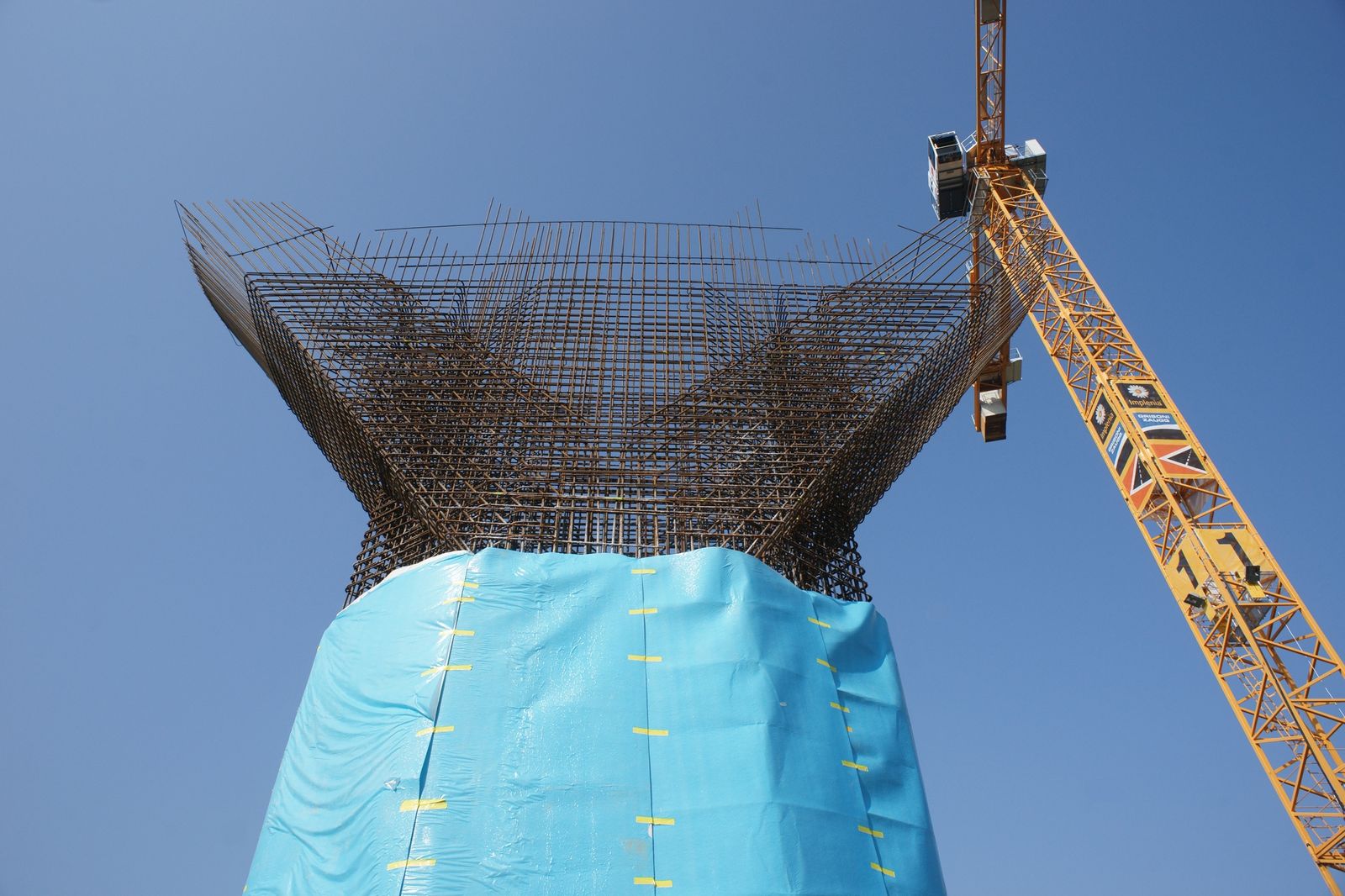 Grue à tour levant une cage d’armatures