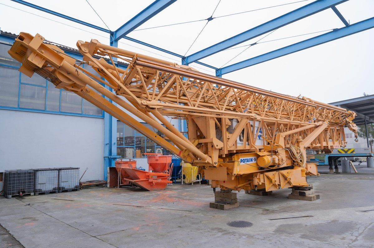 Grue à montage rapide repliée devant l’atelier Yerly Grues