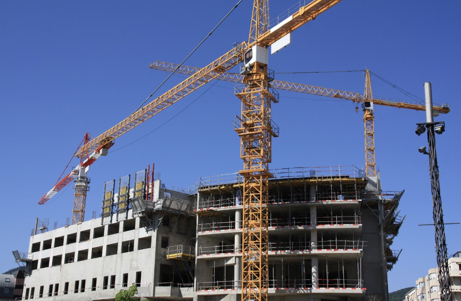 Grues à tour sur un chantier d’immeuble