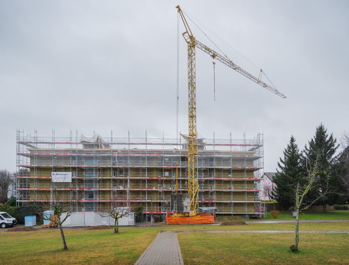 Grue à montage rapide sur un chantier