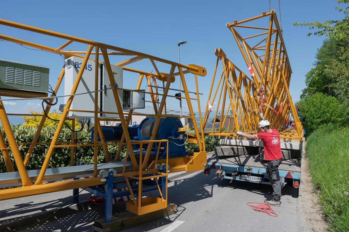 Grue à montage rapide en cours de montage