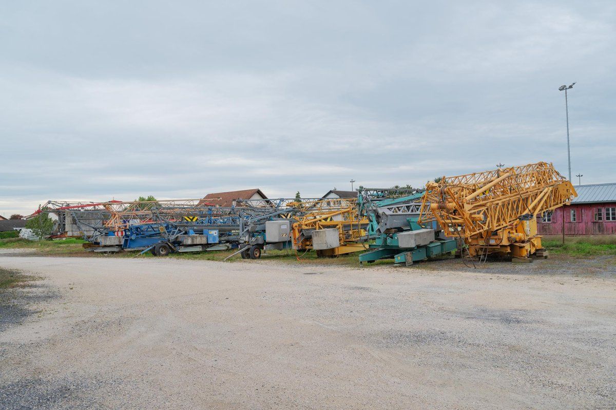 Grues à montage rapide repliées sur le dépôt de Domdidier