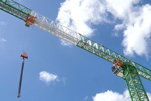 Grue à tour Stafford vue d’en bas