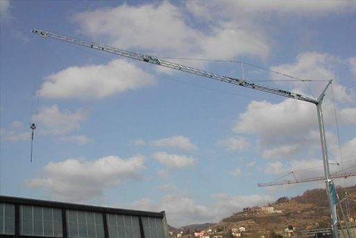Grue Vicario à montage rapide sur un chantier